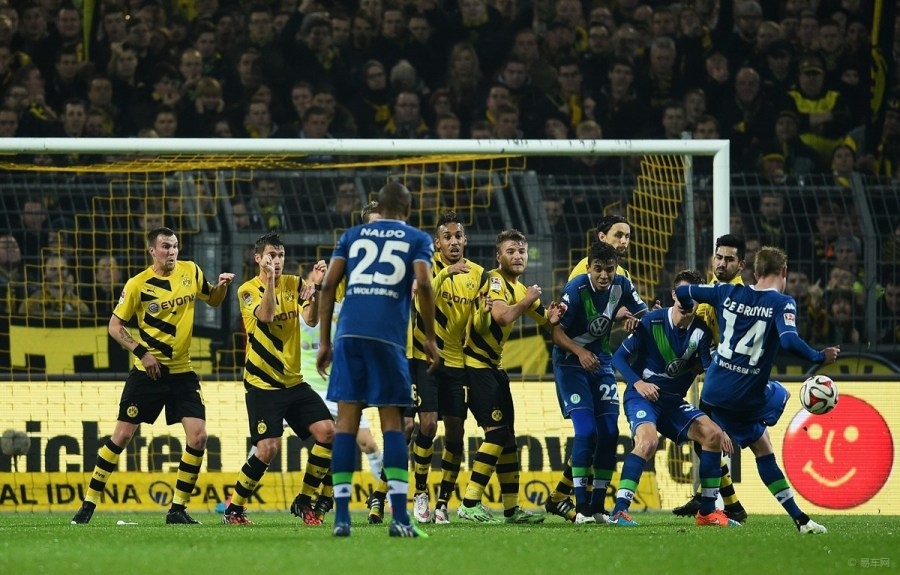 奥格斯堡3-2逆转沃尔夫斯堡,格雷戈里奇点射,雷克斯贝卡伊破门!这场球看得我这个老球迷差点从沙发上跳起来,真他娘的刺激!