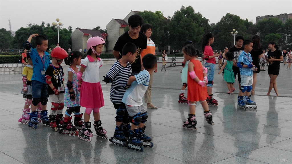 小孩子怎么学轮滑学得更快 ce8938bd2cb149b0899af4472c308685.jpg