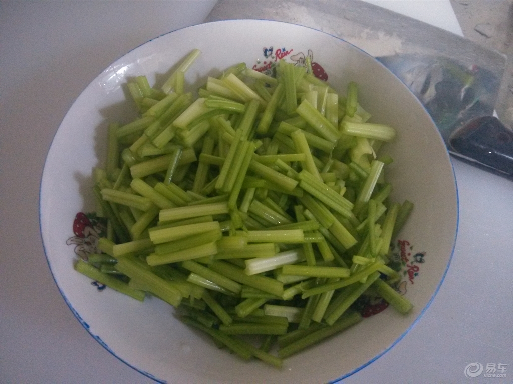 芹菜怎么炒才能治高血压 4246b51df58b42b0a37977639c273965.jpg