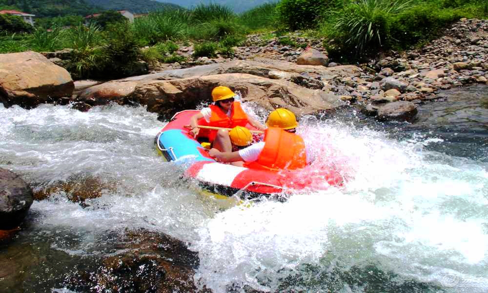 山,体验刺激的峡谷漂流 3:00 午餐后稍事休息后,前往【太行大峡谷
