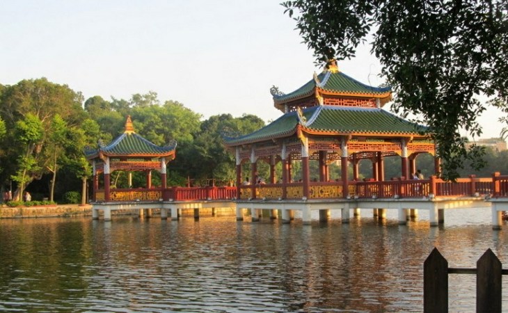 汕头中山公园于民国15年(1926年)在汕头市奠基兴建,两年后(即1928年)8月28日建成开放。该中山公园总面积20.18公顷,其中包含王鉴湖的面积达3.6公顷。公园四面环水,其中汕头的主要河流韩江在公园北面,其他三边是人工河道,公园以3座桥梁和汕头市区连接。园中绿水环绕,亭台楼阁和假山奇石构成了别具江南风光的景色。高30米的正门牌坊北面有孙中山手书的天下为公4个大字。园内中常有老年妇女围聚在一起一面做针线活,一面唱潮汕特有的说唱艺术潮州歌册和潮剧,游客来到这里不妨去听听,也算是采风吧。