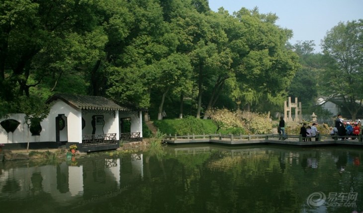 园中玉峰山形似马鞍,百里平畴,一峰独秀.