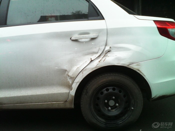 【刚提一个月的车,昨晚被严刮蹭了,交警不来看