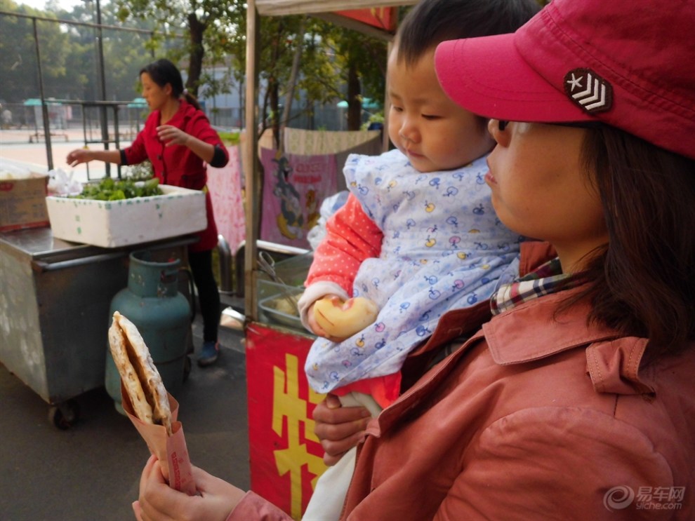 【宝贝成长日记】131118宝贝喜欢吃梅菜饼】