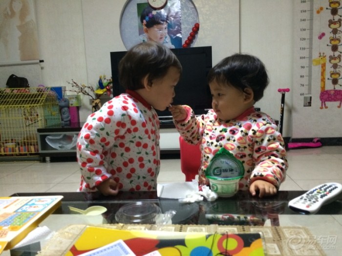 【宝贝成长日记】131105宝宝玩眼镜和<em>妹妹</em>一