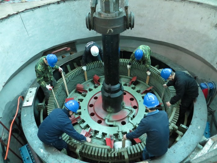 【【我要我要我要要】厂里水轮发电机大修--吊