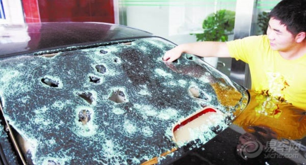 【担心春节放炮伤车 车主扎堆抢上玻璃险】_