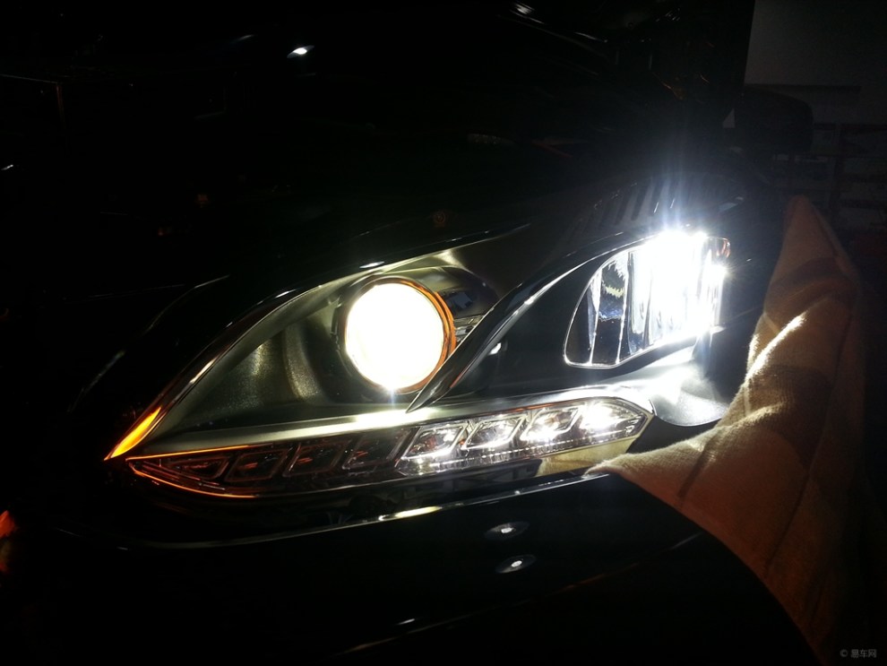 【15款奔驰E260L远光大灯改装海拉5双光透镜