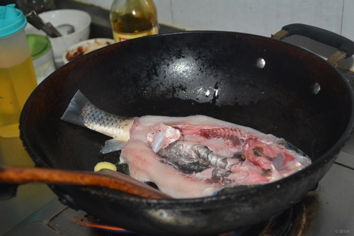 【【快乐厨艺】红烧小草鱼与油麦菜】_美食之