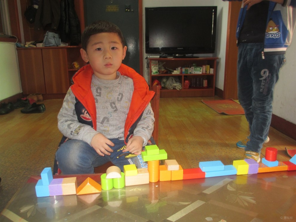 【【宝贝快乐秀】与<em>邻家兄妹</em>一起玩积木】_超