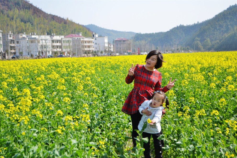 【【宝贝快乐秀】140315妈咪宝贝的油菜花映像(妈咪)】_超级宝贝图片集锦_汽车论坛-易车网