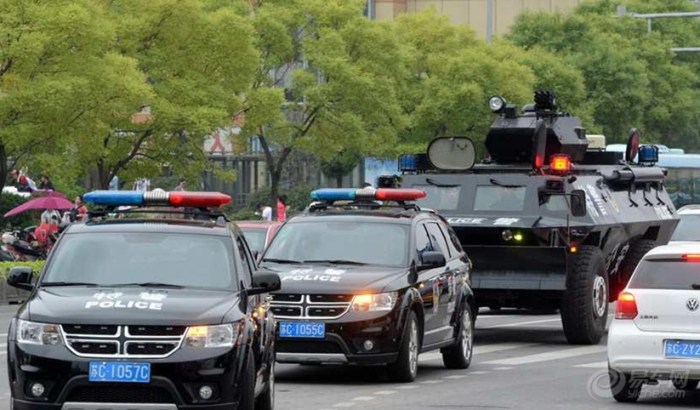 江苏建PTU部队 警员佩枪乘装甲车巡逻