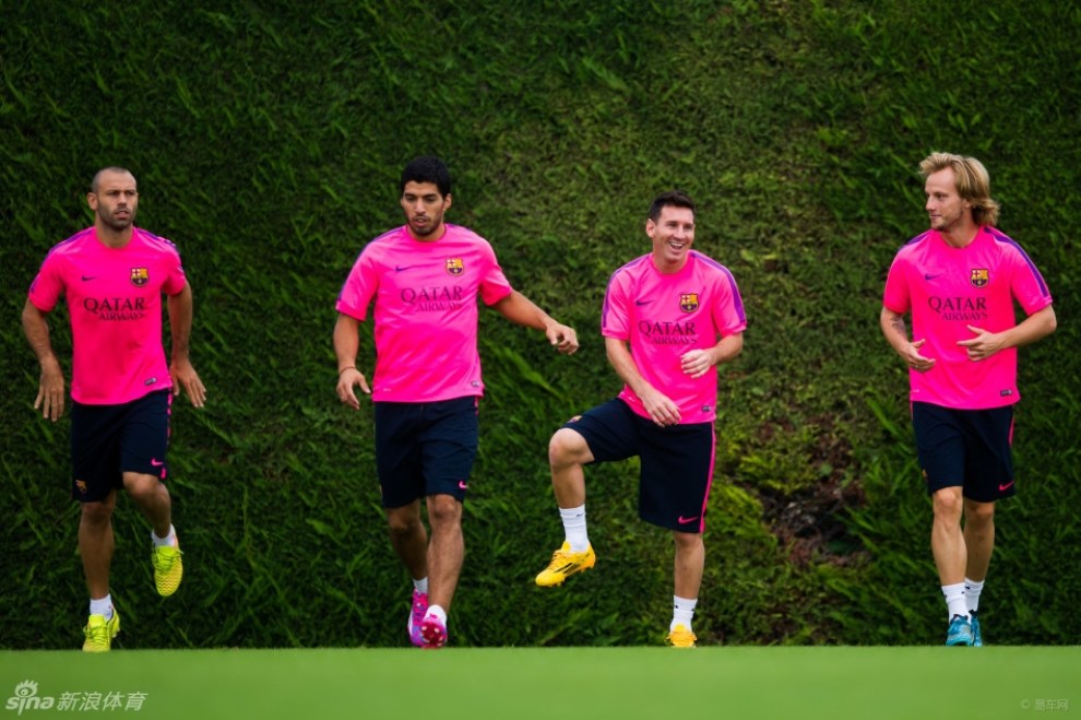 【巴萨MSN组合训练备战 苏神梅西咧着嘴憨笑