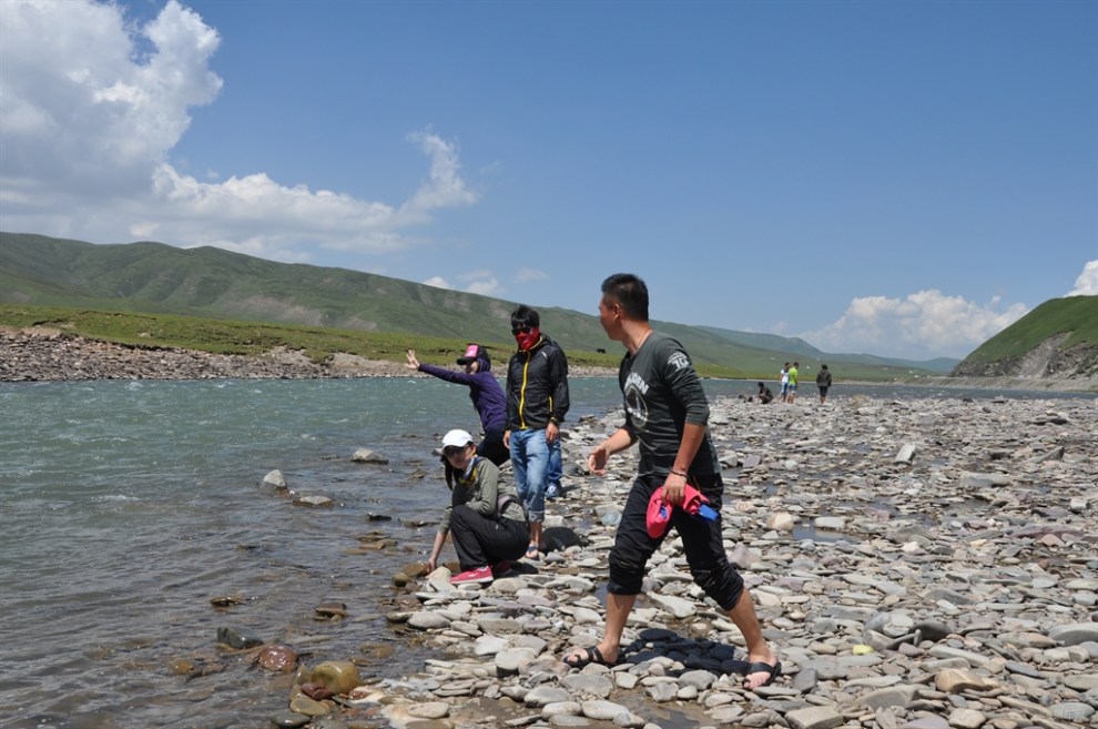 【和一起旅游的小伙伴们河边溪水非常的快乐(