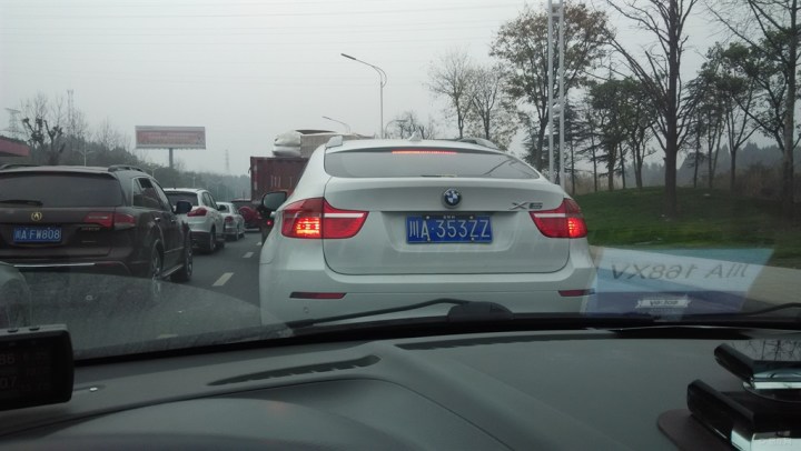 元旦节日,高速路上各种见闻,堵车,豪车,牛车!