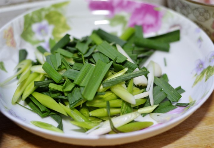 【【食尚玩家】东北大青蒜炒肉片】_美食之旅