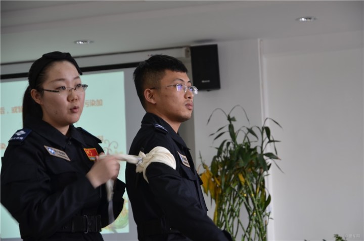 【蓝天志愿救援队户外应急救援知识培训】_黑