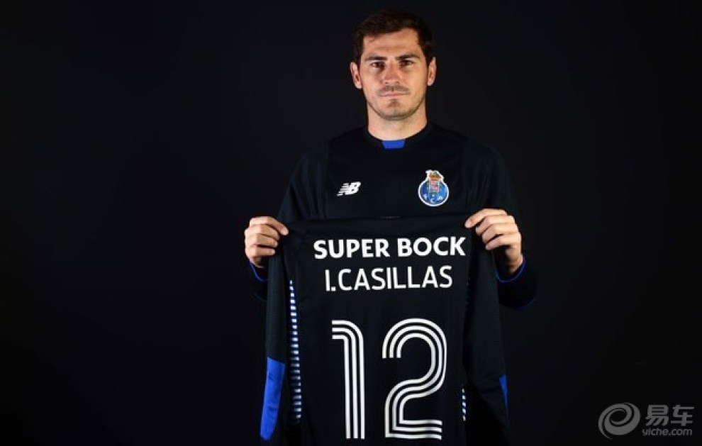 【卡西参观波尔图博物馆 身披12号球衣亮相】