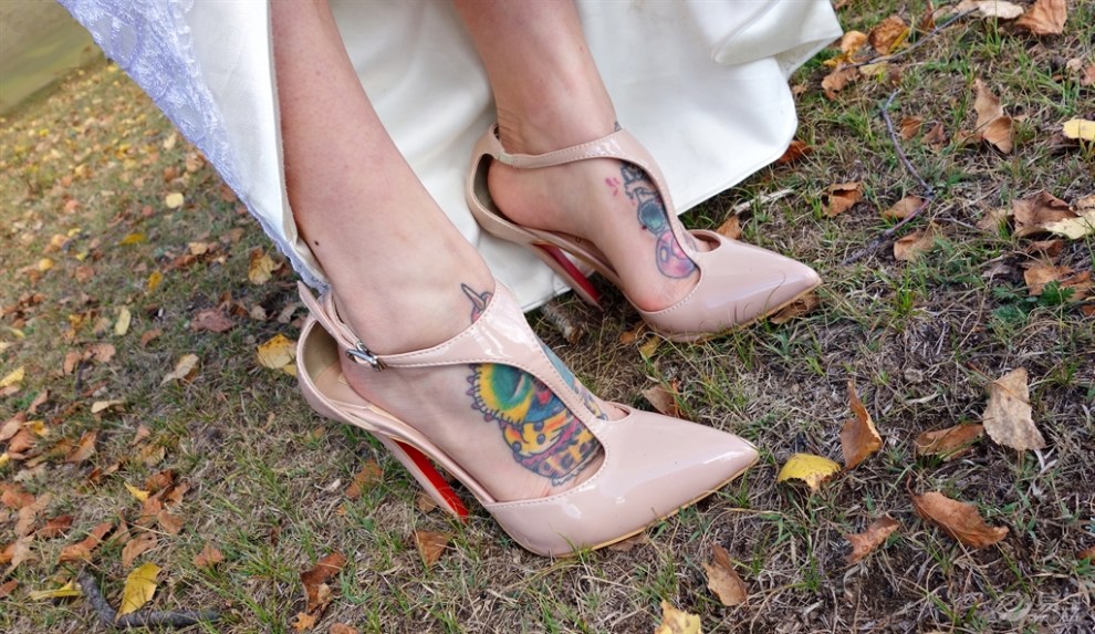 【文身新娘大妞范儿草原抓拍,请多指教~】_丽