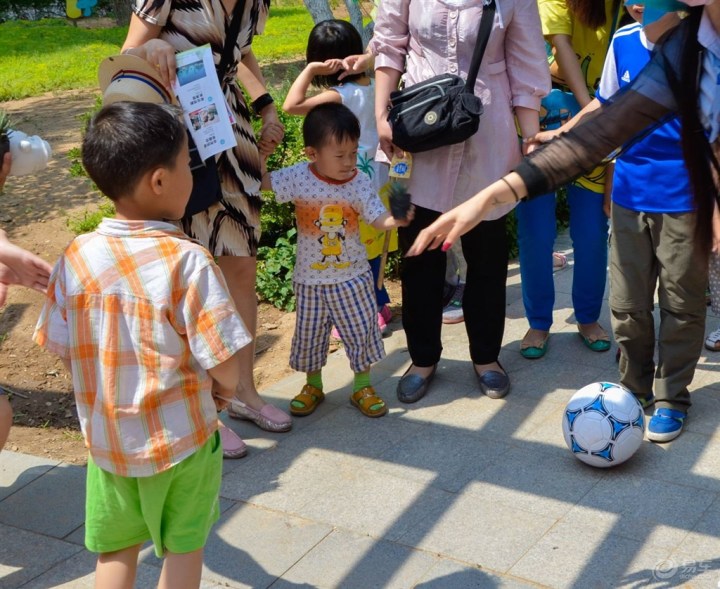 【【爱劳动要快乐】小区内玩耍踢踢足球得礼品