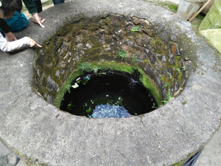 志愿者为七旬五保白叟晋级用水设备