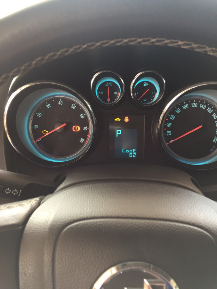 2010款别克英朗出现图上故障灯,请问是什么问题?