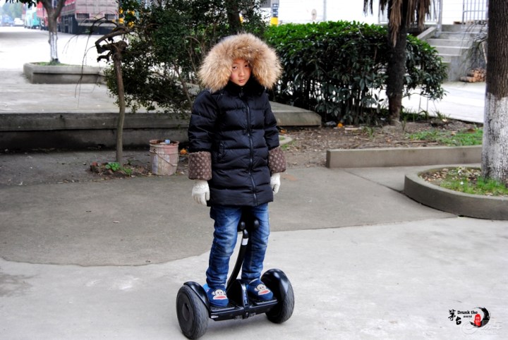 【(与车无关)小孩玩平衡车】_江苏车友会