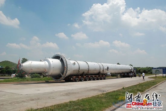 【高速路上运巨型 导弹 车轮多达106个(图)】_