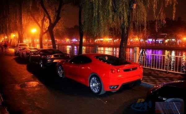 【富家子北京后海大秀超级跑车炫富,北京富二