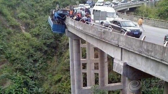 【最牛的车祸现场,触目惊心啊,好险!】_新奥拓