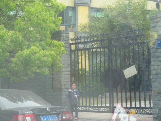 【小孩路上哭泣遇好人,结果是虚惊一场】_森雅