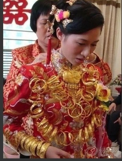 泉州再现黄金新娘 出嫁佩戴10斤金饰不新鲜