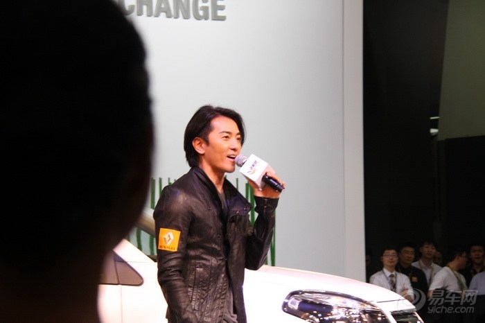 【郑伊健现身雷诺展台高歌古惑仔主题曲 引起
