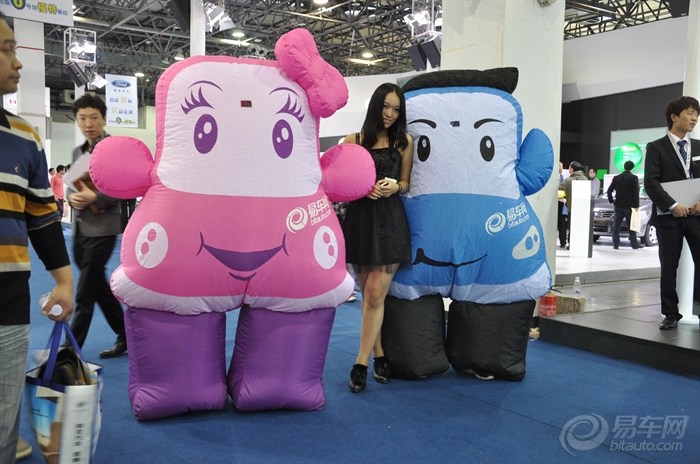 【易小车易小妹走红地毯 闪光灯闪个不停啊!】