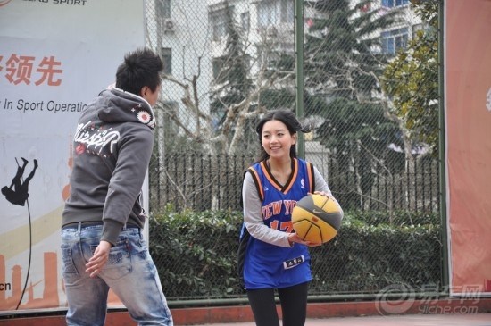 【【多图】<em>篮球公园</em>偶遇林书豪超气质<em>美女</em>球迷
