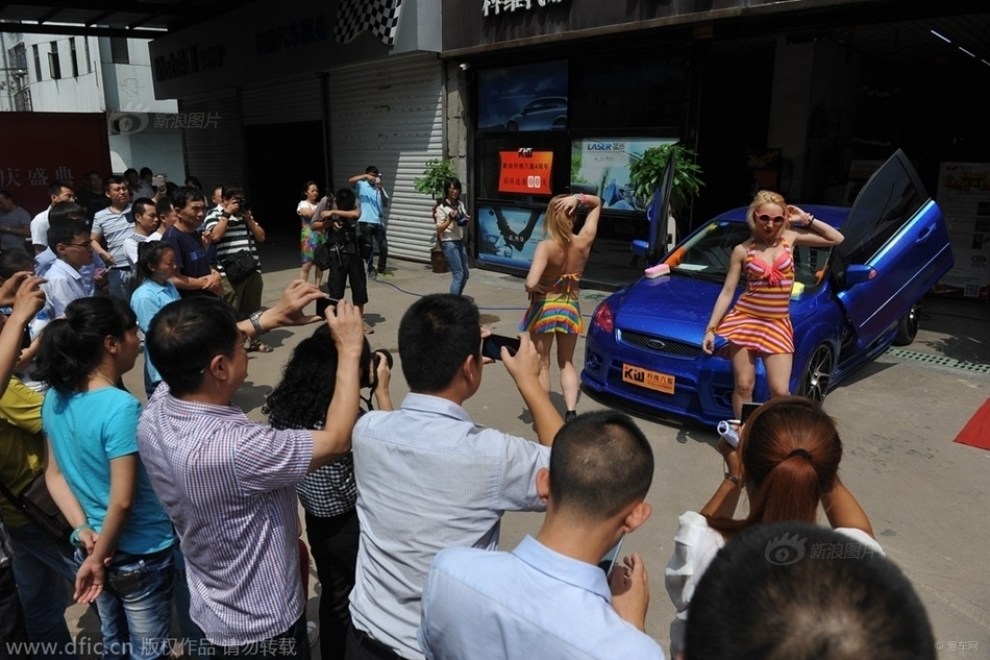 再现比基尼洗车