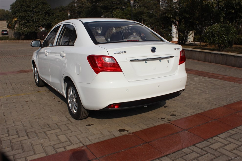 白色长安悦翔v3提车交作业