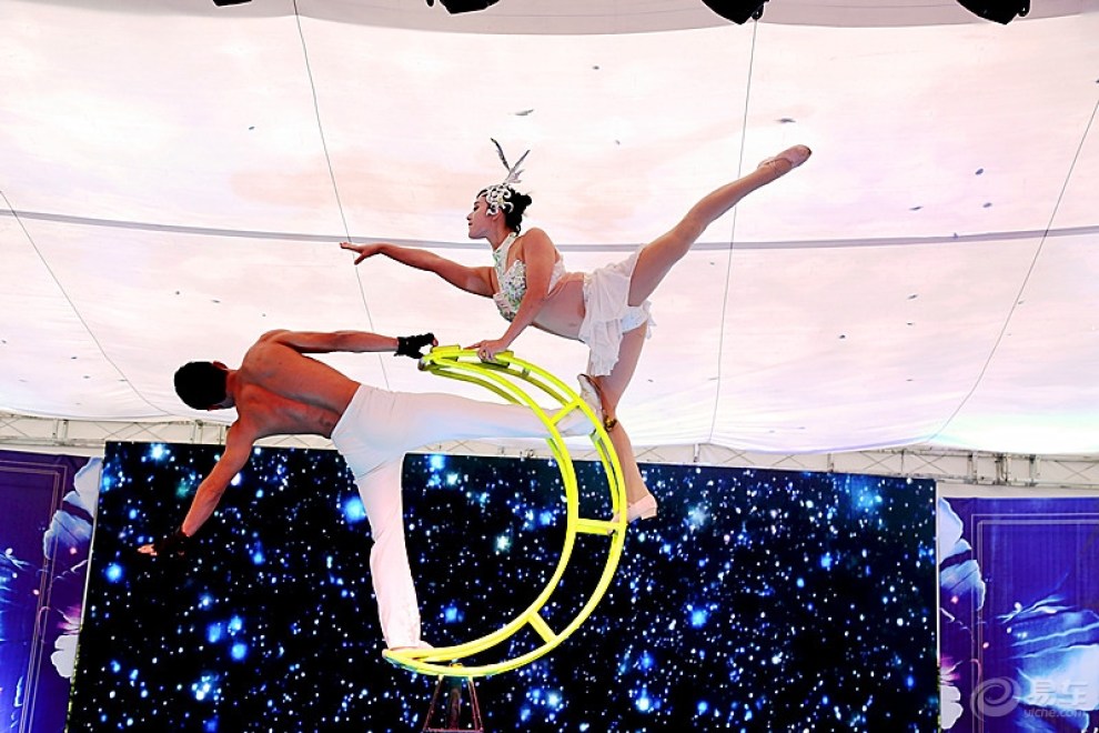 女神级高难度平衡杂技