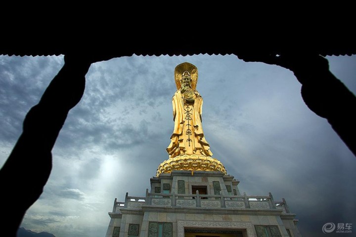 早晨俯看贵德县城最好的地点是在南海殿.