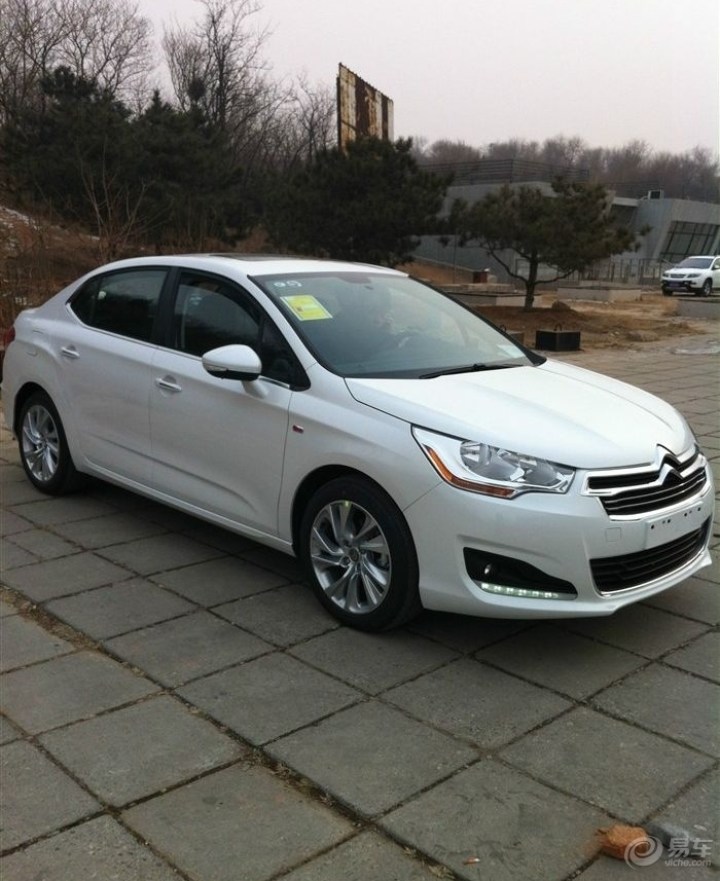 购入白色雪铁龙c4l 1.6t劲智
