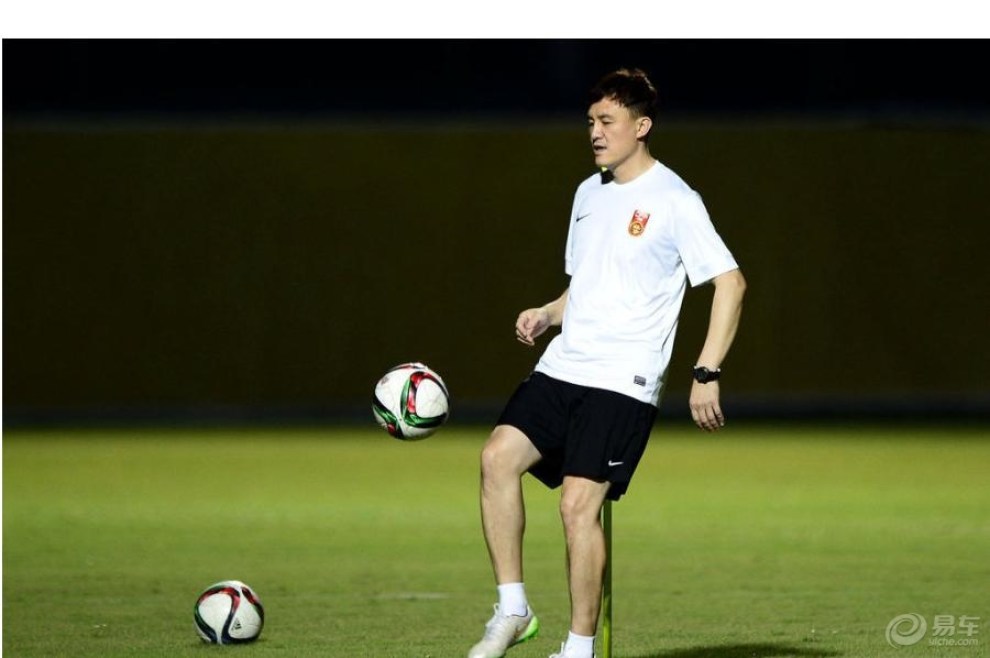 女足备战欢乐多 郝伟技痒秀球技