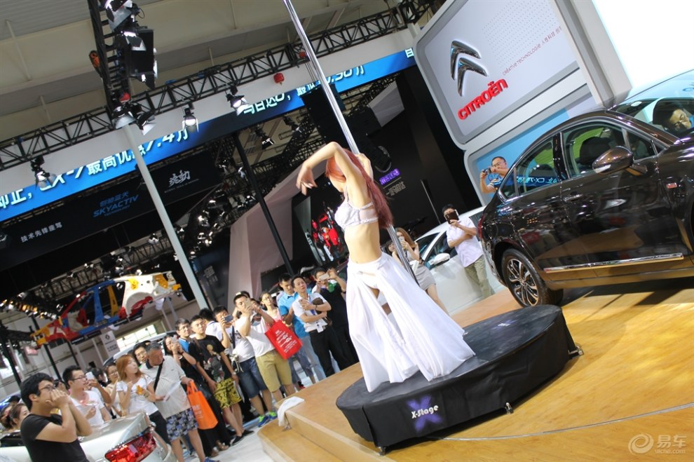 精彩的钢管舞表演