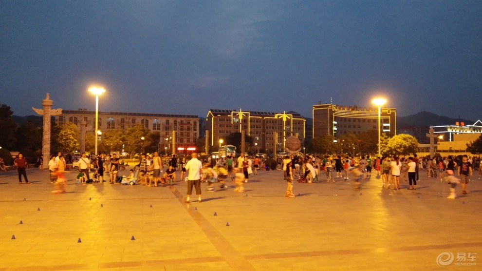 夜晚广场丰富多彩的文化生活