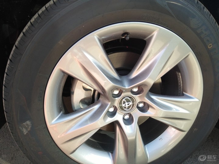 19寸轮胎中间是标志性的牛头标