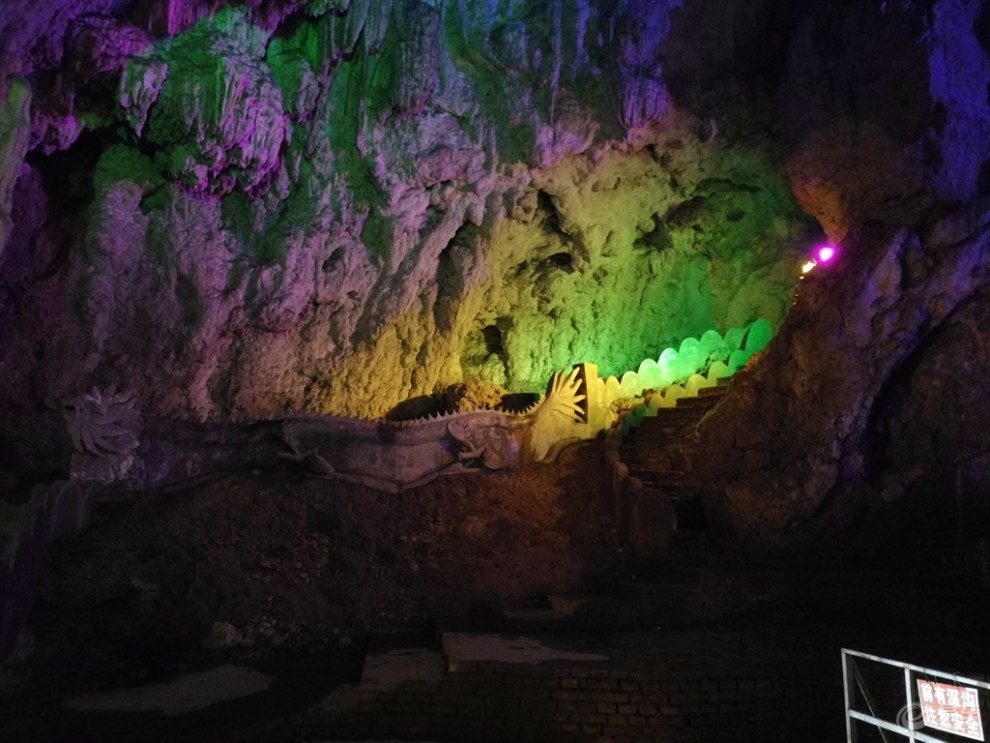 车友齐聚,探五龙溶洞