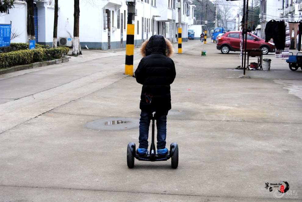 (与车无关)小孩玩平衡车