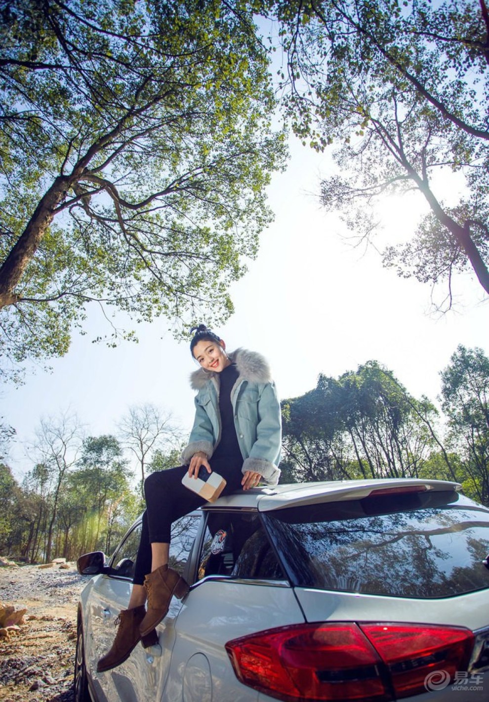 户外风和日丽 媳妇在林中沐浴阳光!