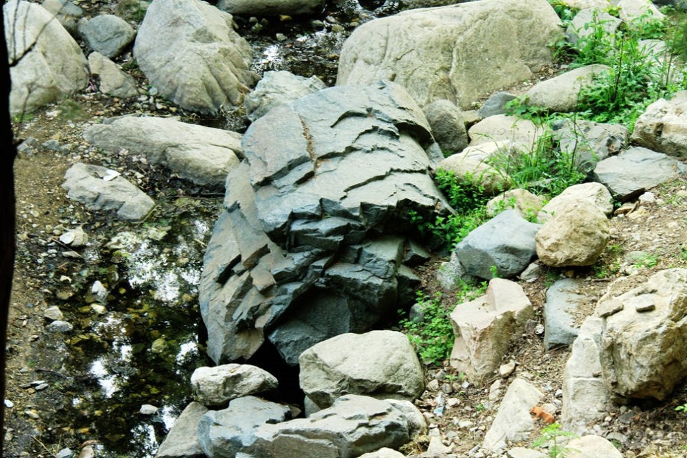 春之韻】山東行—泰山紅門地質奇觀灰綠玢岩中