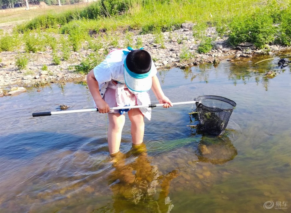 【童年印象】带着孩子捞鱼玩