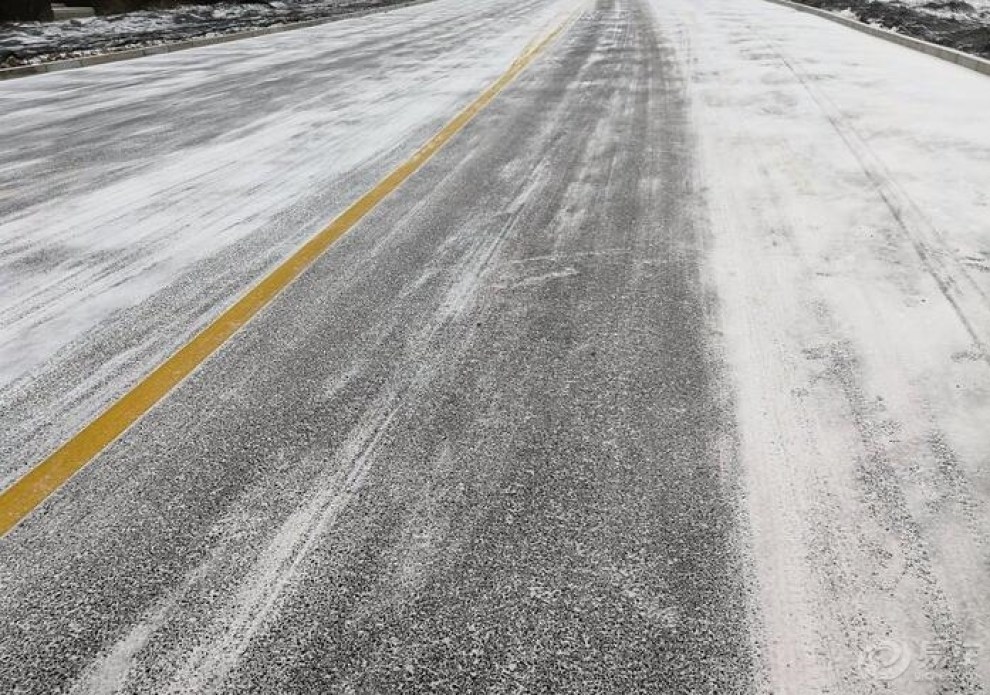 雪天路滑,开车加倍小心